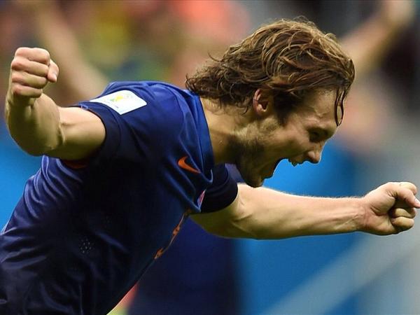 Transfer Talk: Man Utd chase Blind  goal.com/en/news/11/tra…