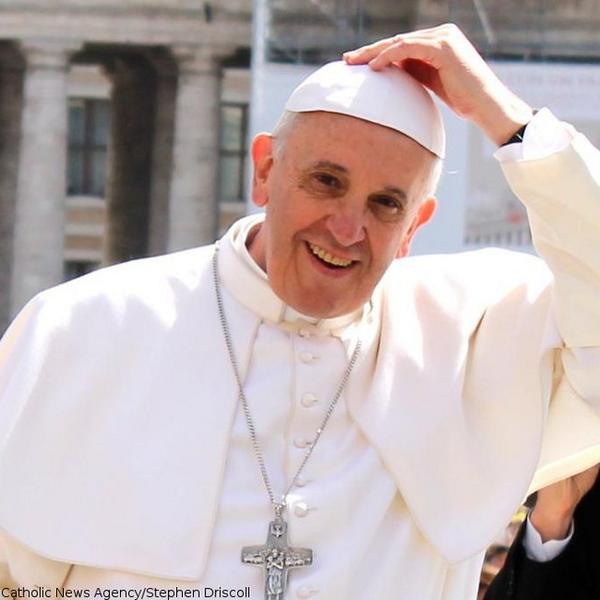 cnalive's tweet image. Photo: Pope Francis holds his zuchetto in St. Peter's Square. More on Instagram: instagram.com/p/qkDH4XhI_8/