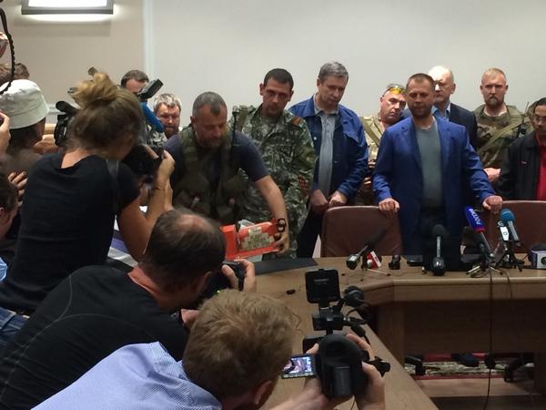 ChristopherJM's tweet image. Black boxes of #MH17.