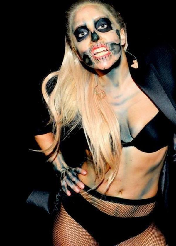 REQUESTED 
RT for Demi Lovato 
FAV for Lady Gaga 

#MTVHottest Demi Lovato