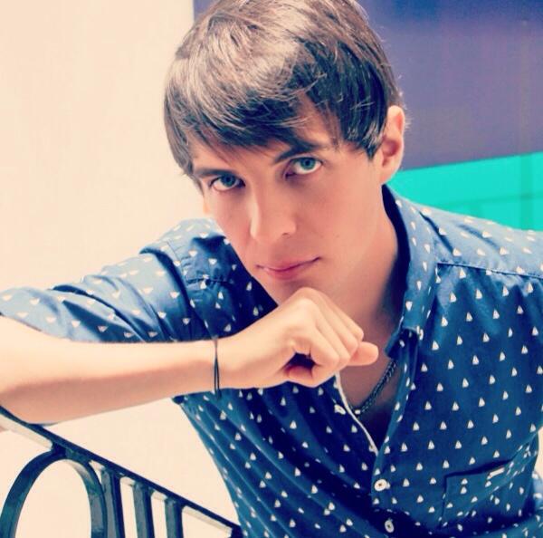 avangiemusic's tweet photo. @SOYCAMILOBLANES usando indumentaria de @doregoandnovoa http://t.co/WDfqWVDjgY