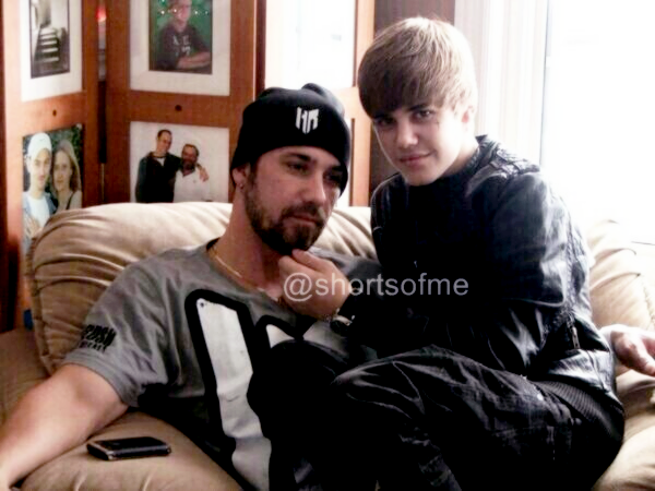 belibaforeva's tweet photo. justin sentado no colinho do papis poderoso #MTVHottest Justin Bieber http://t.co/Zpr3Vw0qPT