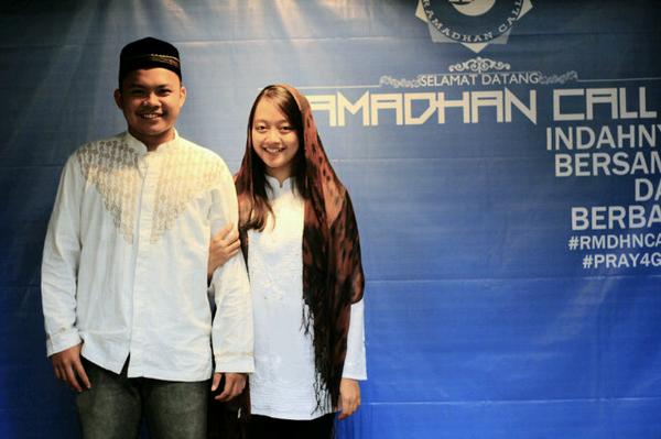 ramadhancall14's tweet photo. Pose Pasangan Kang Rhesy sama pacaranya #RAMADHANCALLII http://t.co/CXhjnZYE1l
