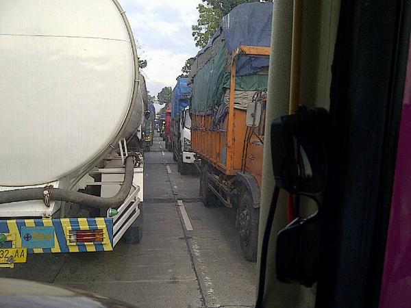 apit_hasan's tweet photo. Sumpiuh tak bergerak @lewatmana http://t.co/IMYHsvhLhF