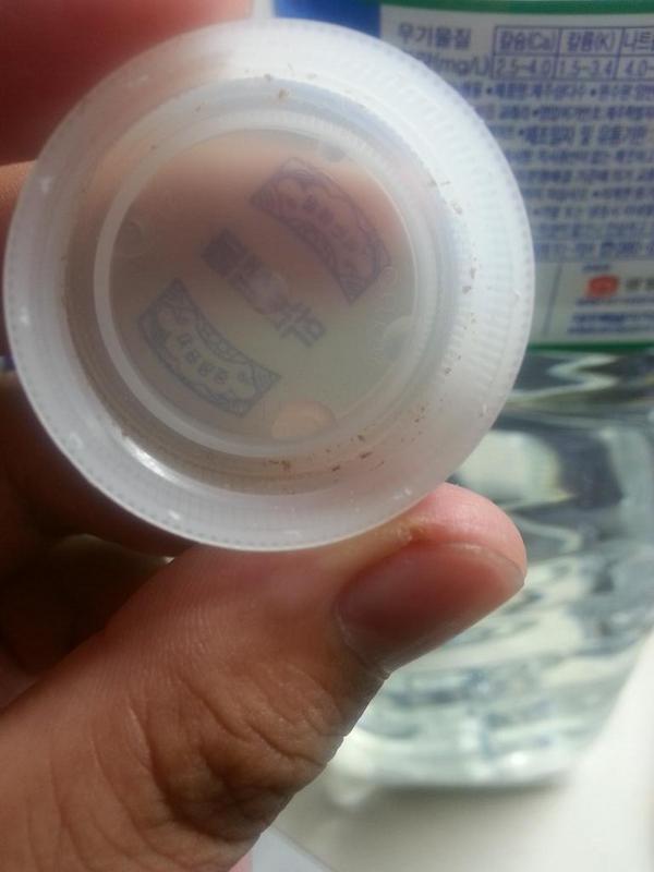 Yeomgoon's tweet photo. @kwangdongpharm  이 입구쪽에 묻어있는 이상한 가루는 어떻게 된건가요? http://t.co/FgMxwJBsNa