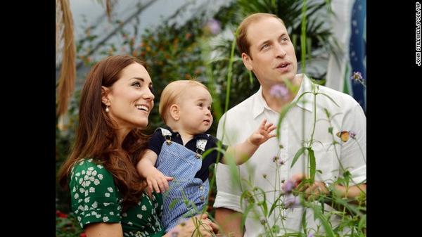 cnnasiapr's tweet photo. Happy Birthday #PrinceGeorge! Check out the birthday boy's first year in pictures: http://t.co/BYFLcdzYWx http://t.co/sNr2CZxB7Z