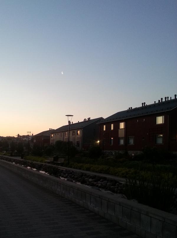 Olen Telluksen reunalla. Ei kovin älytöntä elämää havaittavissa.