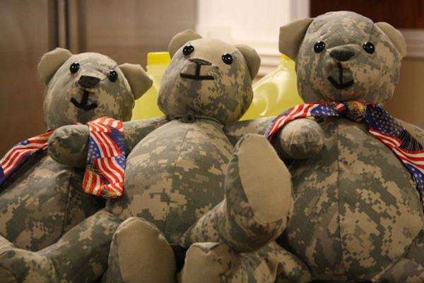 CharlieWileman's tweet photo. These bears are made from uniforms of fallen soldiers to help give closure to their families: http://t.co/LlHMU2OkhE http://t.co/UCMfqJagKS
