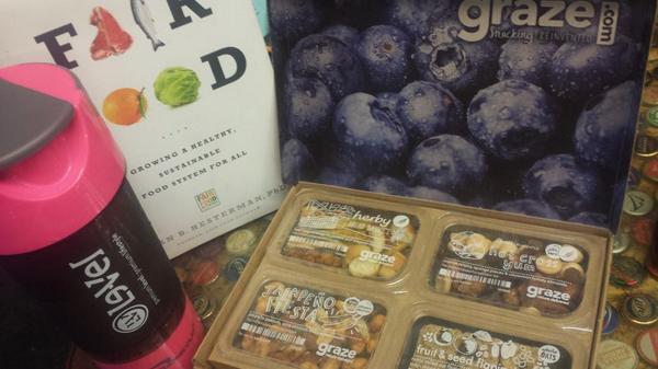 su_lu3's tweet photo. Perfection♡ @grazeusa @FairFoodNetwork #Grazebox #LeVel #snackbreak #booklover http://t.co/qDDIu12YDX