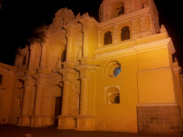martinquiroa's tweet photo. #PostalesDeGuate De noche en Antigua http://t.co/Sz99Er8l3N