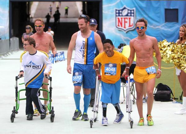 teamhoytsd's tweet photo. Riley and Xavier crossing the finish line at the @Chargers #bolttotheq 5k - finishing the last 50 yards on their own! http://t.co/gzXhYaEiRZ