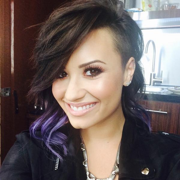 ddlovato's tweet photo. 💇💇💇 http://t.co/F97FKhdiSE