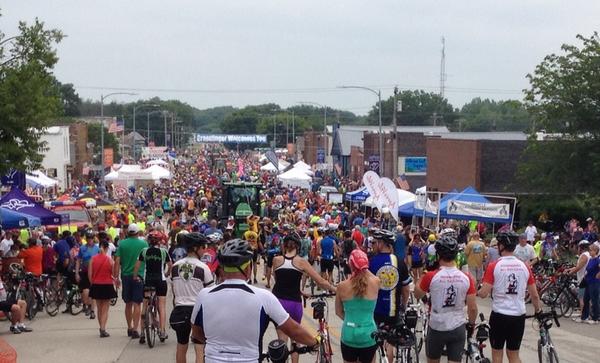 duffyusma's tweet photo. RAGBRAI Day 2 in Graettinger, IA...a small portion of the 20,000 participants! The towns do a great job! #TeamPeacock http://t.co/tQilvttEPY