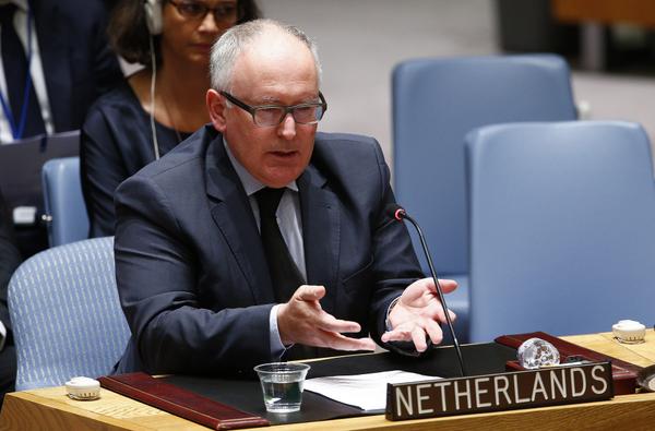volkskrant's tweet photo. Update: Timmermans maakt indruk met krachtige toespraak
http://t.co/KHxhxriXOY http://t.co/CAVjgCMtJj