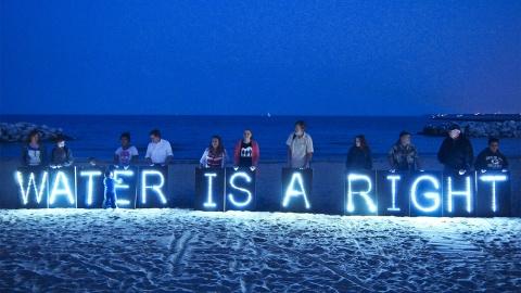 DETWaterBrigade's tweet photo. Detroit will stop shutting off people’s water — for now http://t.co/jydn1aT1C1 #DetroitWater http://t.co/RGdqmuj51o