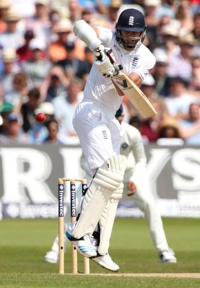 SlazengerSport's tweet image. #Slazenger Ambassador @jimmy9 looks unfazed, getting his V1200 Fusion bat behind a delivery #straightbat #backfoot