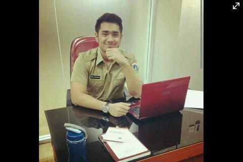 Berharap suatu saat pamulang/tangsel punya camat sekece ini.. Gw nanti jadi rajin ke kecamatan.. Hahaha @pamulangku