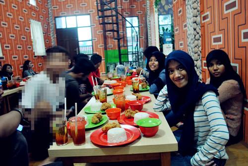 9Entertainment_'s tweet photo. @lidiaariyanti @RizkiaNrAmln http://t.co/ssybbTp2uY