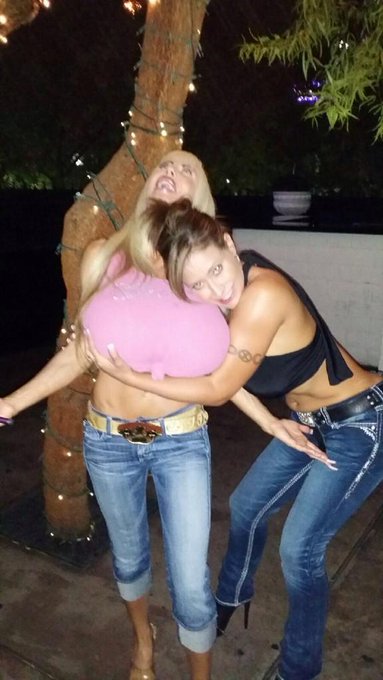 Ahhh, Someone help me!!! I'm trapped! @EvaNotty http://t.co/Y1AIF4IrFs<a class="tags" href="/tag/evanotty">@evanotty</a><a href="/tag/selfiesunday"class="tags"><span>#selfiesunday</span></a>