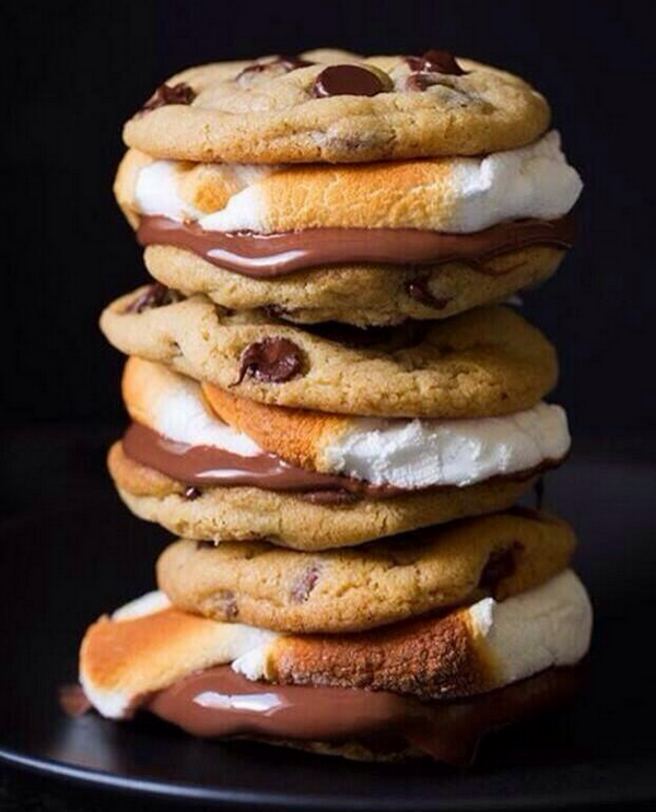 Jessewelle's tweet photo. YOOoooo! S'mores Cookies! I NEED THIS RIGHT NOW! Retweet if you would eat this right now. http://t.co/JoAdElRENM