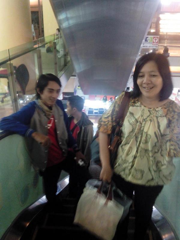 <a href="/ItaManagement_/">Ita Andini</a> <a href="/RonyArdhika_/">Rony Ardhika P ツ</a> <a href="/idhamchayadi/">Idham</a> <a href="/kun_ncep/">Mac-x</a> lg pd belanja buat keperluan shooting n lebaran cc: <a href="/SalwaAzis/">Pipit  #Centini</a>