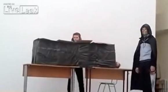 アトヌ 鬼龍院 衝撃動画 海外の人体切断マジックで 致命的なアクシデントが発生 Http T Co Iwjcavksra これはダメだ Http T Co Jdtid5prxc Twitter