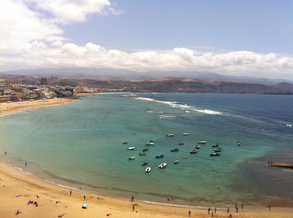 Alber5484's tweet photo. @LasCanteras @EmocionesCan @LPASHOOTERS @LpaVisit @conocelaisleta Playa de Las Canteras. http://t.co/R8sXWw6GeJ