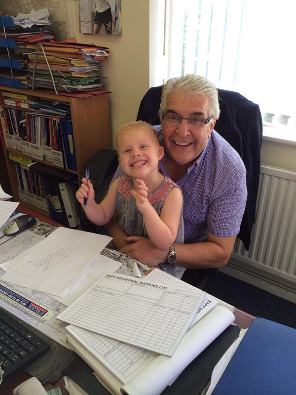KirstyHarriso10's tweet photo. Learning young #bappforbolts @Reevey1982 🔧🔩🔨 http://t.co/Hf6803hmA6