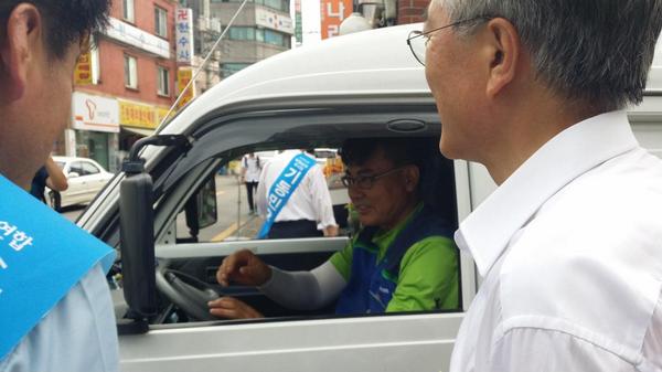 "<a href="/star7113/">조국혁신당 주권당원</a>: 문재인의원님 특기가 뭔줄 아세요?
도망가시는 분 끝까지 쫓아가서 악수하시고
손 더럽다고 피하셔도 상관없다고 악수하시며 기동민후보 꼭 찍어주세요..하시는..
완전 악착같으시다요~~^^ "