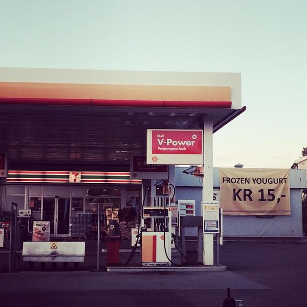 ida_hh's tweet photo. Korrekturleserne har tatt sommerferie! Slett arbeid - hastverk er lastverk. Sikkert bra tilbud da. #shell #yoghurt http://t.co/HqQuuc5hvu