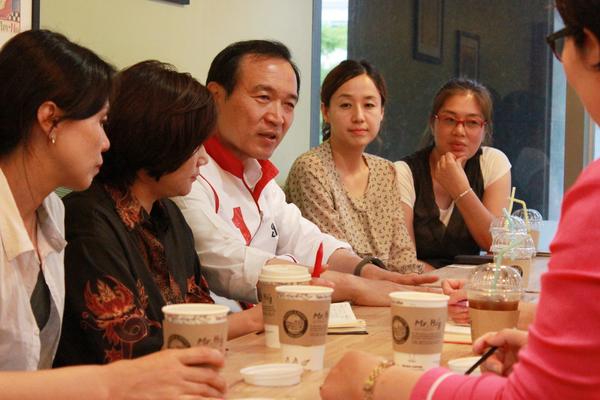 영통을 키우는 여성 리더들과 만났습니다. 요즘 영통은 '임태희의 2층버스'가 화두라고 하네요. 출퇴근 문제를 획기적으로 개선할 2층버스를 안정성 검토를 거쳐 신속히 추진하겠습니다. 우리 아이들도 좋아하겠죠?