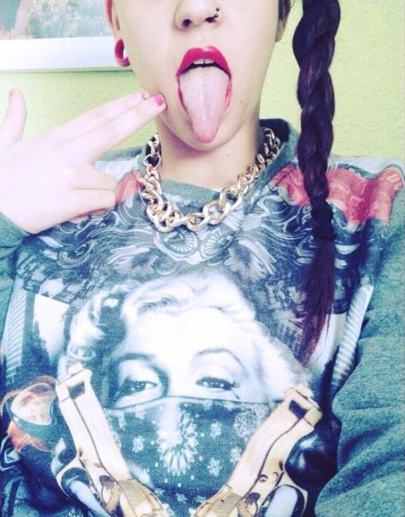 HelReactions's tweet image. Cuando tu tía te regala la sudadera más horrenda de la tienda pero te la pones por no hacerle un feo