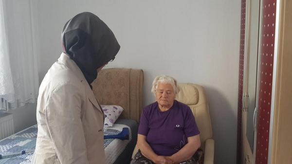EnurYmn's tweet photo. Iftar öncesi Sağlık Bakanlığı evde bakım hastalarımızdan Fatma teyzemizi ziyaretteyiz. @GulserenYmn @semabaserozturk http://t.co/uOmydCXuJL