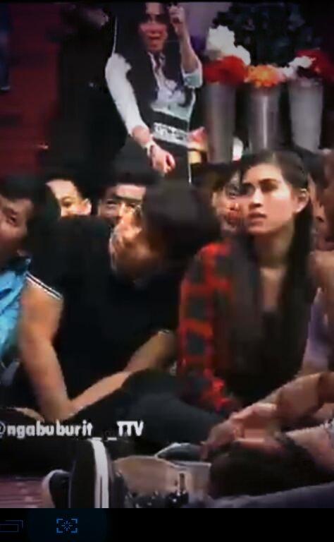 Nazbilsyah's tweet photo. Ahayde "@pnabila39: Ahaaaydeee belum buka @bangbily sabar atuh ...manja amiiirrr sih..di liatin haters noh hahaha http://t.co/k2pYXt7aSA"