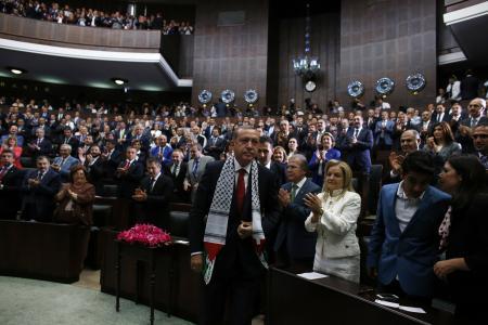 اردوغان يرتدي الكوفية الفلسطينية خلال خطاب بالبرلمان وسط حماس الحضور BtJPiacCQAAgKpY