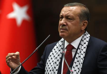 اردوغان يرتدي الكوفية الفلسطينية خلال خطاب بالبرلمان وسط حماس الحضور BtJPioECEAAx3Yg