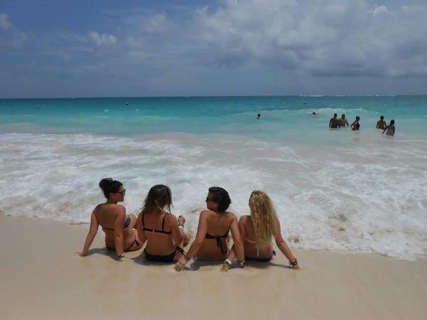 mloperz's tweet photo. Y mañana estás cuatro pepas se vuelven a juntar! Ouh yeah!! @eleelopz  @maitee90 @91Aly http://t.co/6TdeZ1NgqJ