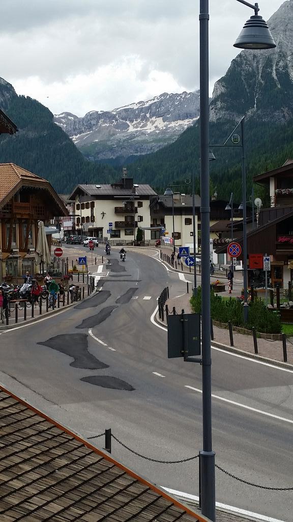 Ass_Fassa's tweet photo. X PAT/serviziogestionestrade questi "rattoppi"sono ciò che la porta ai #passidolomitici,merita! Che dire.COMPLIMENTI! http://t.co/oZr8u4wQNG