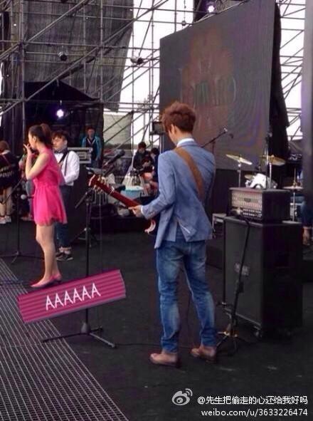 LUHANMAMA's tweet photo. 140722 แฟนๆบอกว่านี่เป็นฉากที่ลู่หานเล่นกีต้าร์ เป็นฉากกำลังเล่นคอนเสิร์ตค่ะ (via:ibaekruahls,AAAAAA) http://t.co/uNRAzduywr