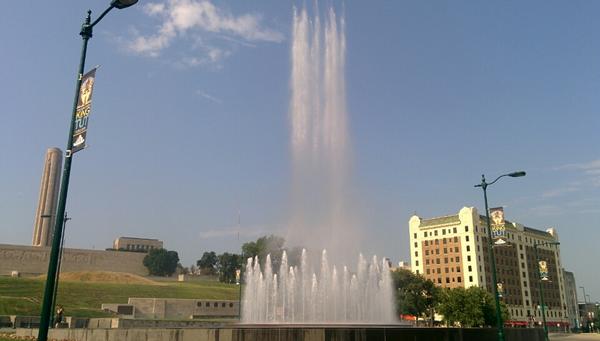 unklefuzz's tweet photo. Favorite fountain in KC...the mist feels good too. (@ Henry Bloch Wollman Fountain) https://t.co/xypens9tjV http://t.co/yuomSGnbjF