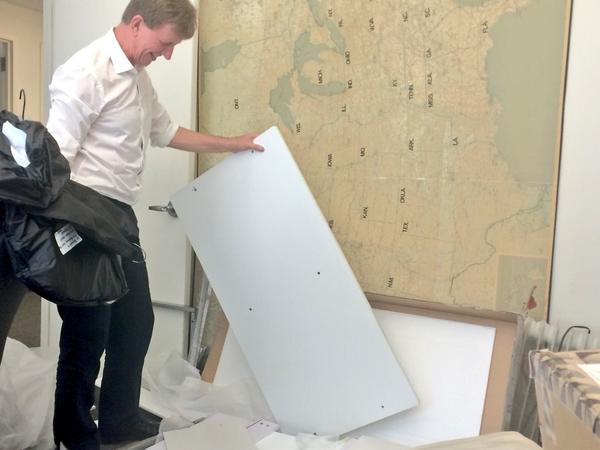 kerushton's tweet image. It's not all glamour. @JeremyWarnerUK is shown his new desk at @Telegraph's New York office. #flatpackfun