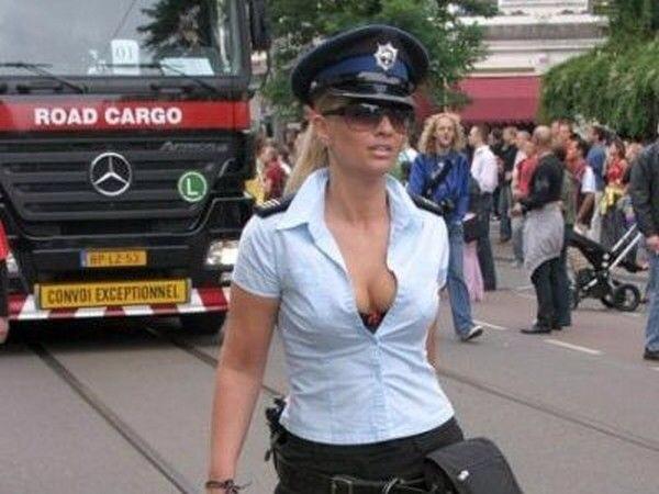 RidenerTina's tweet image. @cgibson412 @h0ckeydiva here chuckers #godowntown #getcuffed 😗😜😉 she's waiting