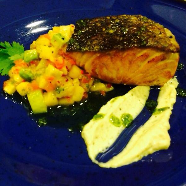 macacarcer's tweet image. “@RteElReservado: Y para seguir... Salmón plancha con tartar de mango y magret de pato! http://t.co/X8ovdpc27F”probams el salmón?😍 @edu2811