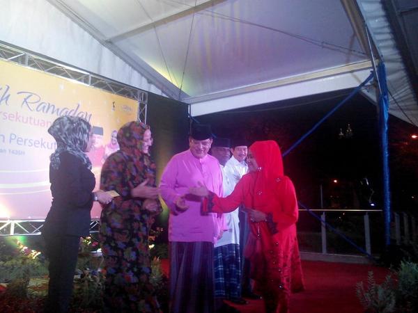 logabalamohan's tweet photo. Bersama @TengkuAdnanReal di Program Kasih Ramadan di Dataran DBKL. http://t.co/lKvWso5FNQ