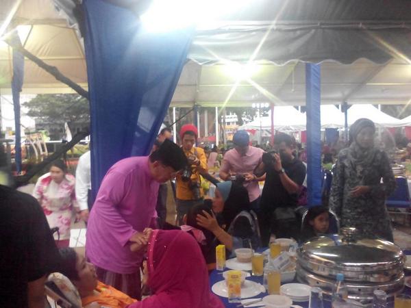 logabalamohan's tweet photo. Bersama @TengkuAdnanReal di Program Kasih Ramadan di Dataran DBKL. http://t.co/lKvWso5FNQ