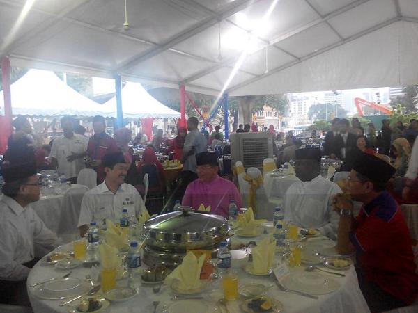 Bersama <a href="/TengkuAdnanReal/">Tengku Adnan</a> di Program Kasih Ramadan di Dataran DBKL.