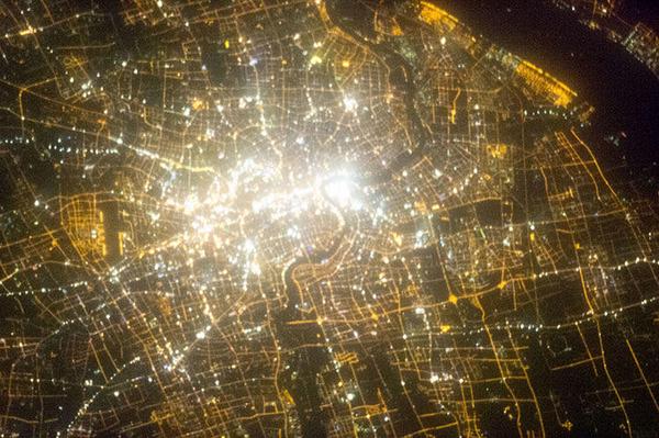 FastCoImpact's tweet photo. These incredible photos from astronauts show the brightest cities on Earth. http://t.co/waiCmdglaw http://t.co/KHSgDu4KPW