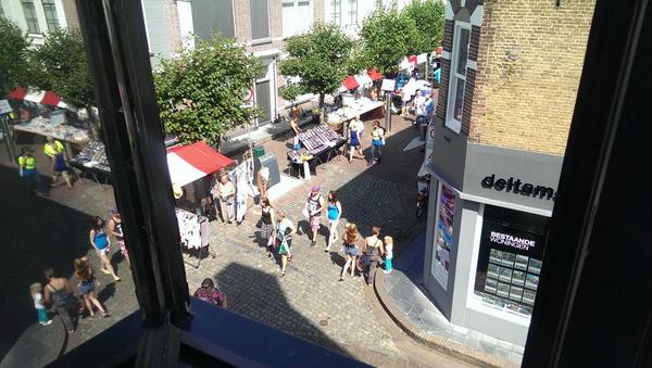 Ons uitzicht vanaf de redactieruimte. Woest populair stadje #Zierikzee. Goede sfeer en feestelijke muziek. Lekker!