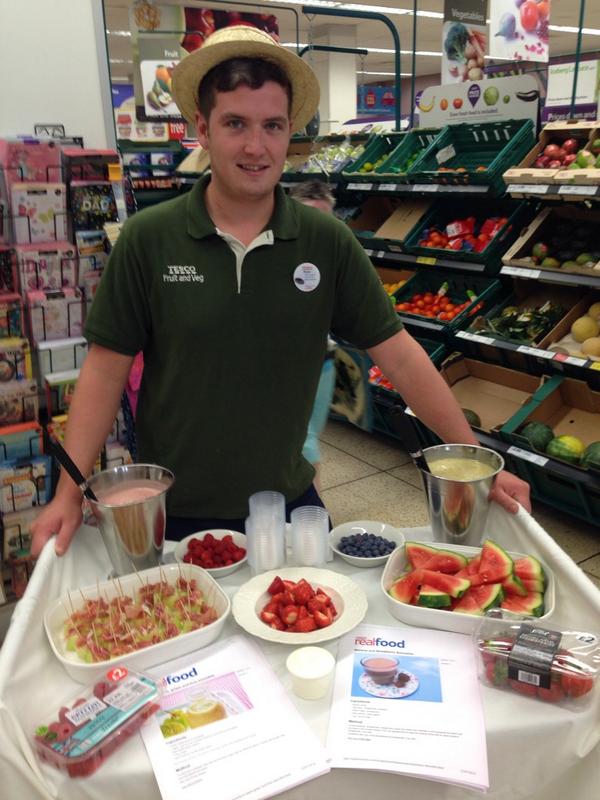 Ryan engaging with customers around our great produce quality !!@ProduceAcademy <a href="/mattdoughtyuk/">Matt Doughty</a>