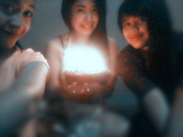 putriayuricke's tweet photo. bara kallah, 23 tahun.. thanx kejutannya temenn2 http://t.co/ponKEcPRYa